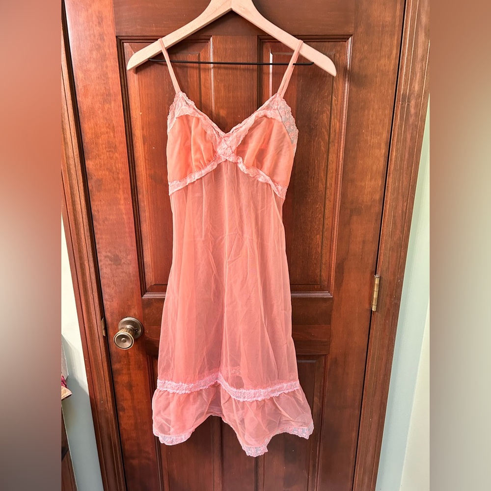 ST MICHAEL VTG BLUE LABEL 50s Peach sheer ruffled nighty. 36’ Bust, 41’ long.